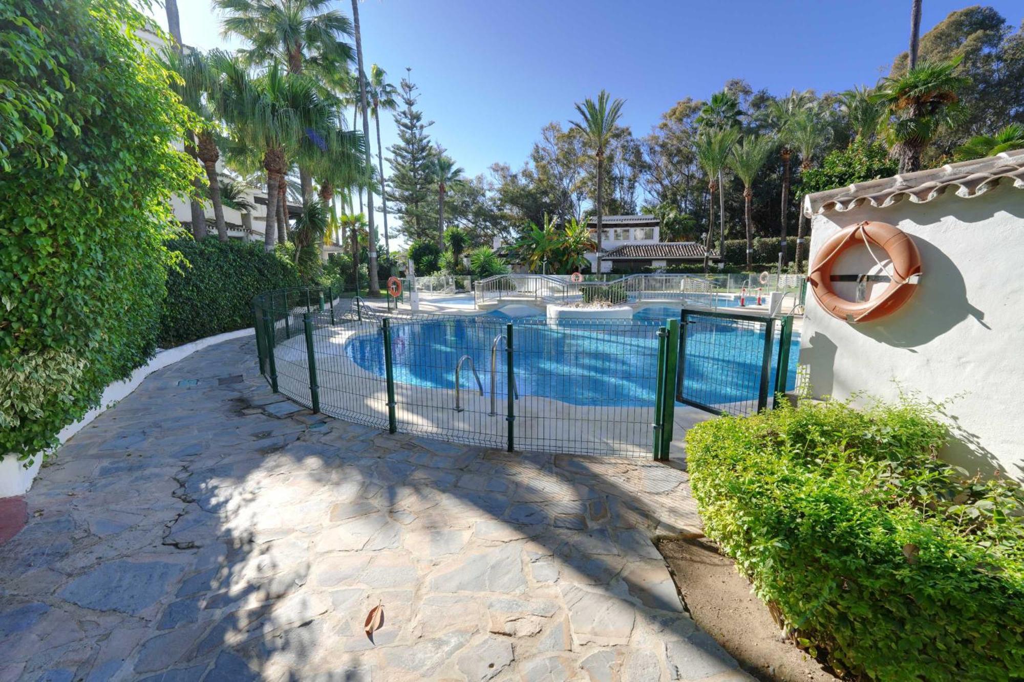 1104 First Line Beach Apartment Golden Beach Pool Марбелья Экстерьер фото