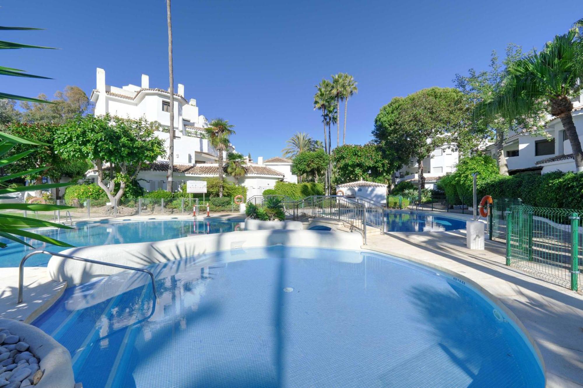 1104 First Line Beach Apartment Golden Beach Pool Марбелья Экстерьер фото