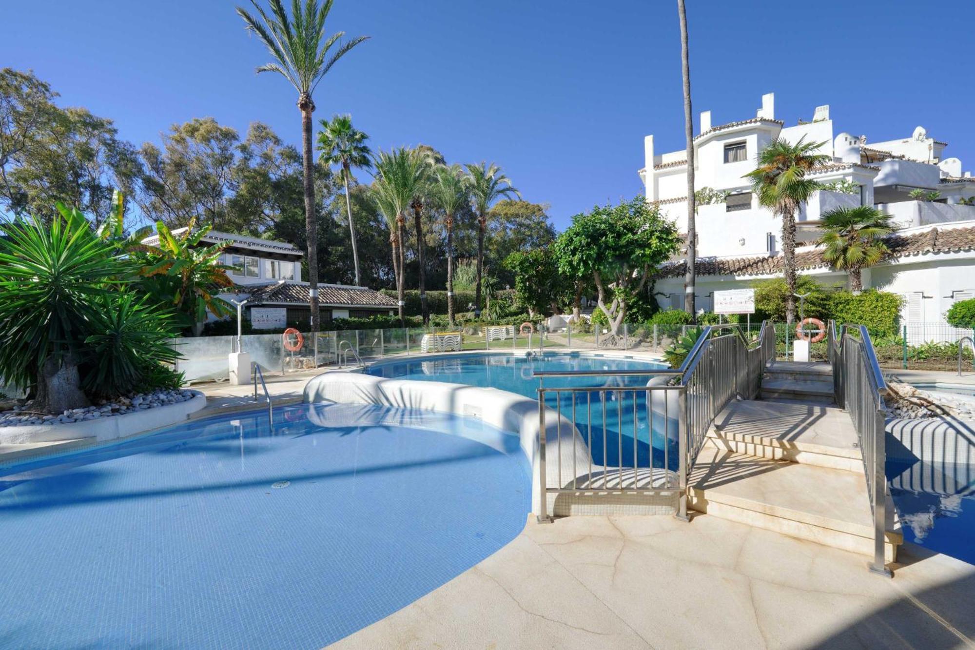 1104 First Line Beach Apartment Golden Beach Pool Марбелья Экстерьер фото